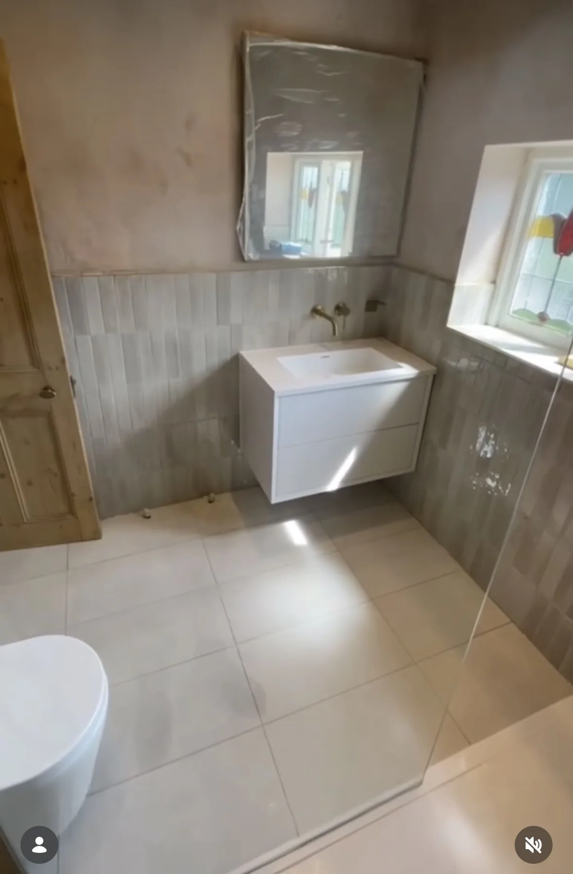 Modern wall hung basin
